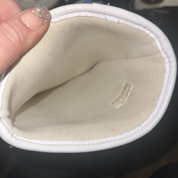 New without tags pair of guess boot. - Picture 2 of 4